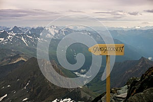 Arrow pointing towards Grossglockner summit
