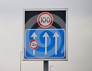 Arrows indicating the open driving lanes on motorway A12 with small lane 3 and dynamic speed limit sign of 100 kilometers.