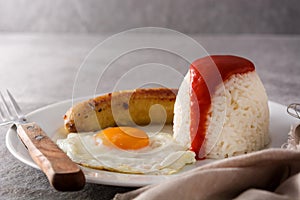 Arroz a la cubana on gray background