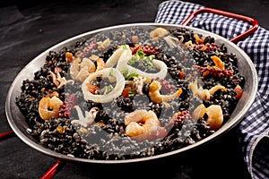 Arroz negro recipe with shrimp