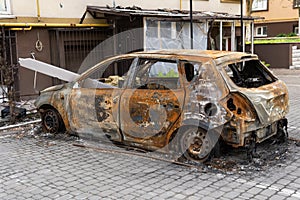 Pomsta. spálený auto zaparkované na ulice 