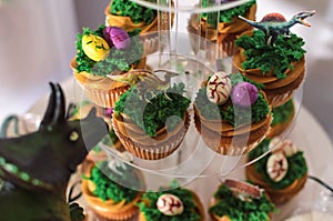 Art cake with different dinosaurs