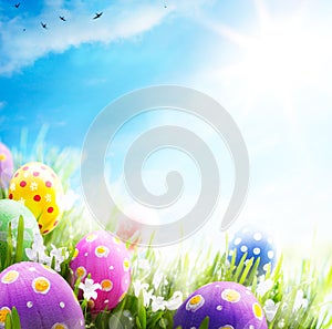 Arte pasqua uova decorato fiori erba cielo blu 