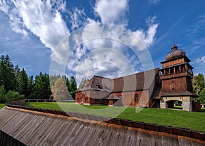 Artikulovaný dřevěný evangelický luteránský kostel Svatý Kříž. Dřevěný kostel svatého Kříže, Lazisko, Slovensko