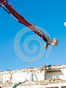 Articulating mechanical jaws attached to an excavators arm