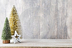 Árbol de navidad sobre el de madera 