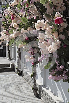 Artificial flowers in the design of city streets