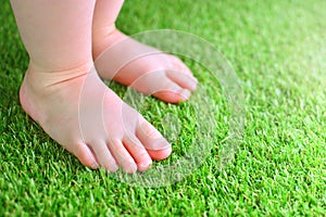 Artificiale erba. offerta morbido da un bambino sul verde artificiale torba 