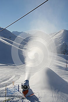 Artificial snow machine