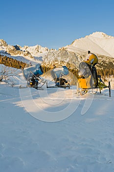 Artificial snow machine