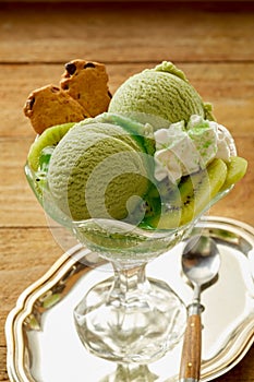 Artisanal Italian kiwi ice-cream with kiwifruit