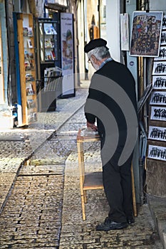 Artist in the alley of shops and art galleries in Tzfat