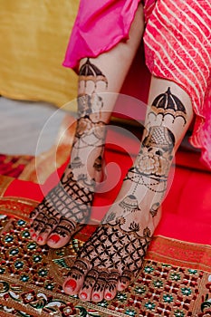 Artist applying henna tattoo on women hands.