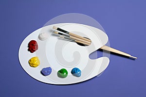 Umelec maľovať palety farby a kefy symbolický z umenie 