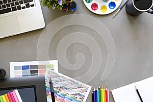Artist workspace top view a graphic design table with laptop com photo