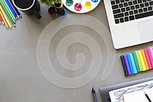 Artist workspace top view a graphic design table with laptop com photo