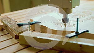 Artistic wood processing, computer-controlled precision