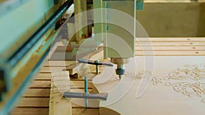 Artistic wood processing, computer-controlled precision