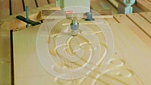 Artistic wood processing, computer-controlled precision