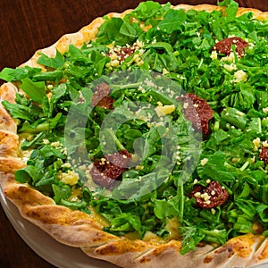 Arugula and sundried tomato pizza