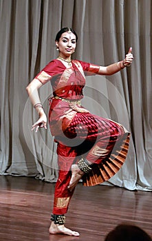 Aruna Kharod performing bharatanatyam classical dance in Blanton Museum of Art.