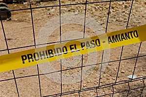 Asbestos warning tape with the text in Spanish: