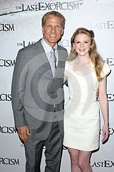 Ashley Bell,Patrick Fabian