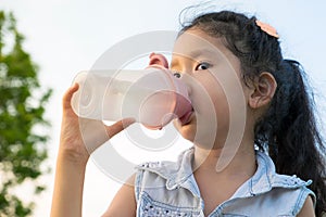 Asia little girl drinkink water