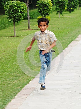 Asiático chico correr 