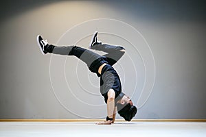 Asian Breakdancer perfrom Bboy freeze move