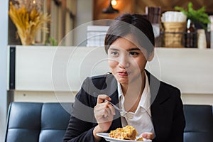 Asian business woman in relax time and eating apple pie in coffee shop.