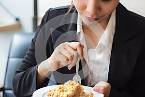 Asian business woman in relax time and eating apple pie in coffee shop.