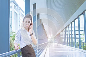 Asian Businesswoman call phone talking , Meetings between executives. between waiting on On sidewalks.