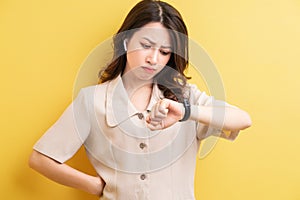 Asian businesswoman wearing smartband on her hand to track the calories burn
