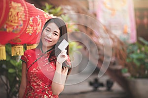 Asijský čínština žena v tradiční šaty držení prázdný úvěr nakupování v čínština nový 