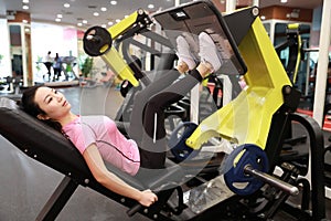 Asian chinese woman in gym ï¼ŒFitness sport woman Training of leg strength in the gym