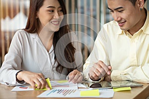 Asian couples are calculating income And expenses To cut unnecessary expenses And planning to borrow money to buy a new home. Conc