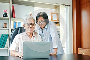 Asian couples working from home are happy to retire.