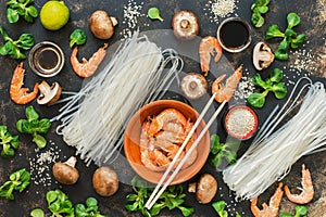 Asiático La cocina. composición cocinando sobre el rural. fideos camarones hongos. más alto 