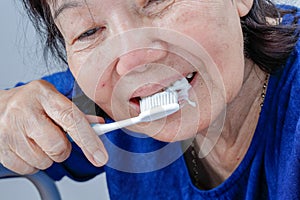 Asiatico più vecchio una donna provando spazzolino  mano 