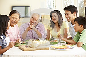 Asiatico famiglia condivisione pasto sul 