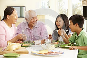 Asiatico famiglia condivisione pasto sul 