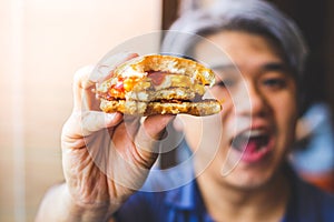 Asian fat men like to eat hamburgers, causing obesity, unhealthy.