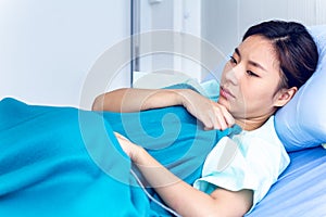 Asian female patients feel depressed Stay in bed waiting to be treated at the hospital