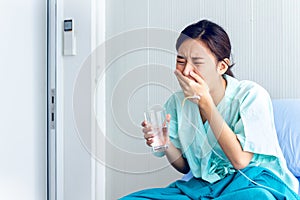 Asian female patients feel depressed Stay in bed waiting to be treated at the hospital