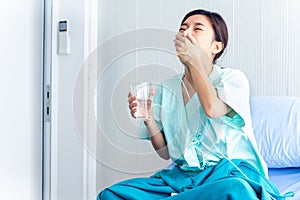 Asian female patients feel depressed Stay in bed waiting to be treated at the hospital