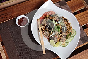 Asian fried noodle with cucumber and lime