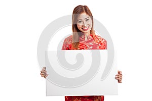 Asian girl in chinese cheongsam dress with red blank sign