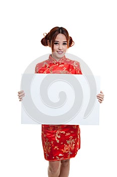 Asian girl in chinese cheongsam dress with red blank sign.