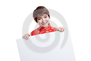 Asian girl in chinese cheongsam dress with red blank sign.